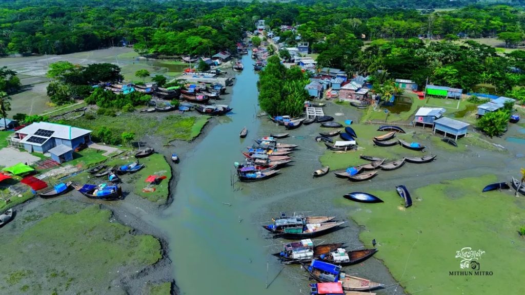 দীর্ঘ ৫৮ দিন অবরোধ শেষে আজ বৃহস্পতিবার মধ্যরাতে আবারো সাগরে জেলেরা।