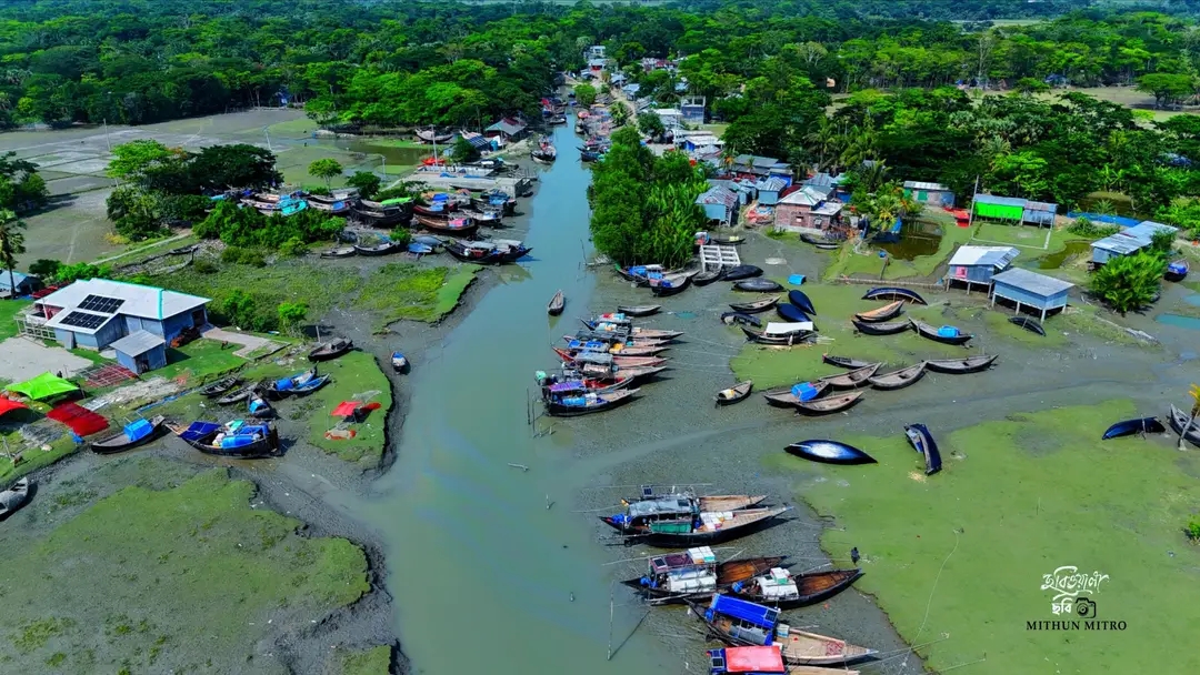 দীর্ঘ ৫৮ দিন অবরোধ শেষে আজ বৃহস্পতিবার মধ্যরাতে আবারো সাগরে জেলেরা।