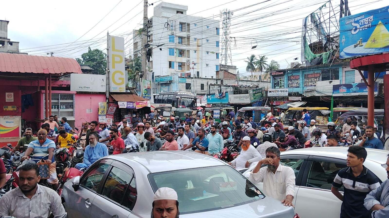 গুজবের প্রভাবে সাতক্ষীরার পেট্রোল পাম্পে উপচে পড়া ভিড়, শহরজুড়ে দীর্ঘ যানজট