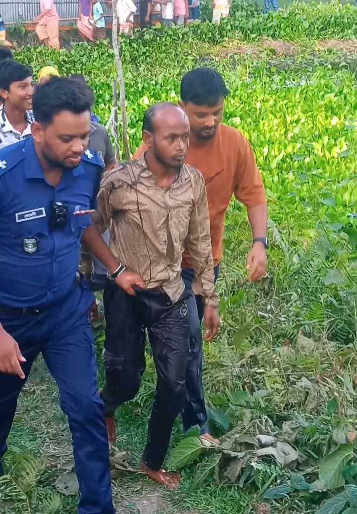 বিলে ঝাপ দিয়ে কচুরিপানার নিচে লুকিয়েও রক্ষা পেল না মাদক কারবারি