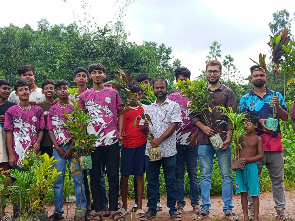 সখীপুরে শোলাপ্রতিমায় মানব কল্যাণ যুব সংঘের বৃক্ষরোপণ কর্মসূচি