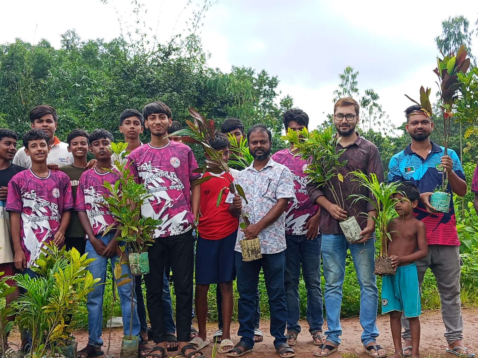 সখীপুরে শোলাপ্রতিমায় মানব কল্যাণ যুব সংঘের বৃক্ষরোপণ কর্মসূচি